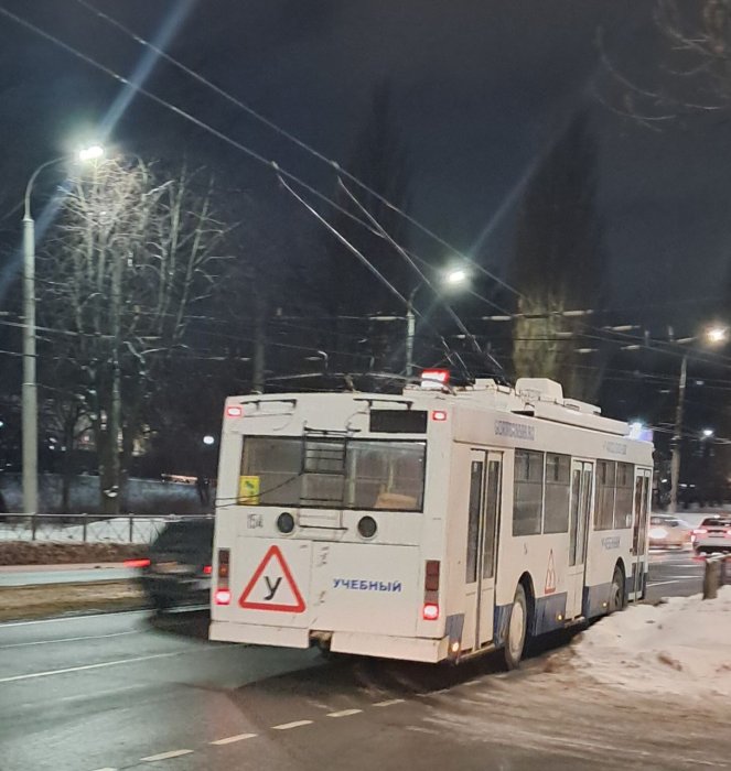 Студенты первой группы учебного центра ГорТранса вчера впервые выехали в город на настоящих троллейбусах