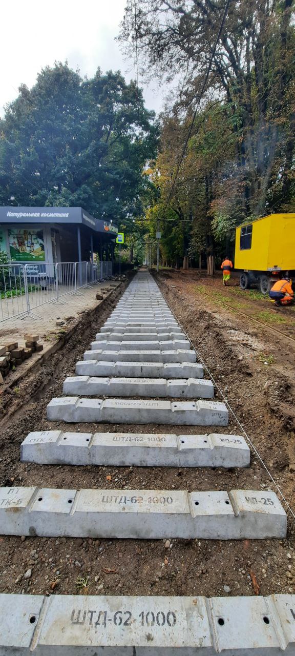 На фестивальной аллее продолжается работа по укладке железобетонных шпал На фестивальной аллее продолжается работа по укладке железобетонных шпал