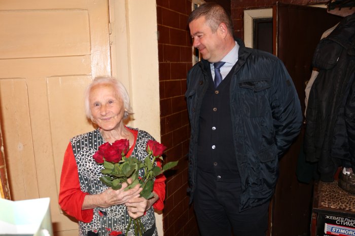 Владимир Фомин вручил подарки ветеранам производства