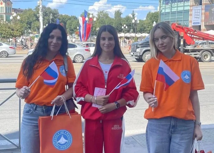 День Государственного флага -  это не просто дата в календаре. Это повод почувствовать себя частью чего-то большого, важного и по-настоящему родного!