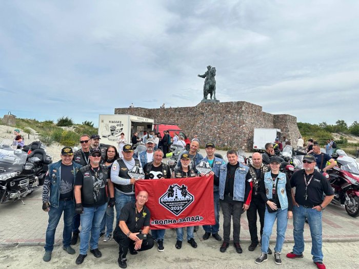 Водители автобуса АО «Калининград-ГорТранс» приняли участие в международном мотопробеге «Волна Памяти»