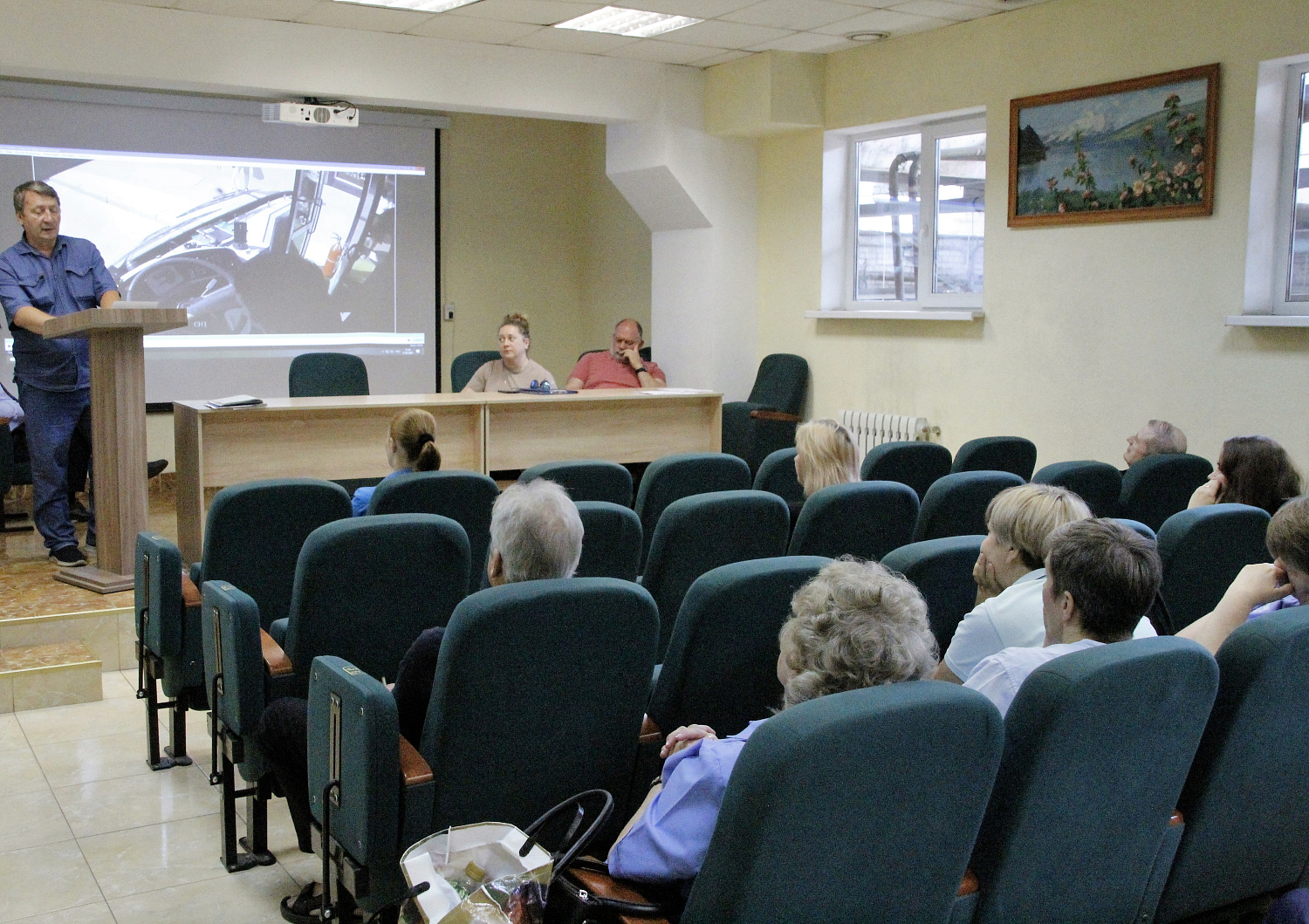 В АО «Калининград-ГорТранс» прошёл инструктаж для водителей троллейбусов