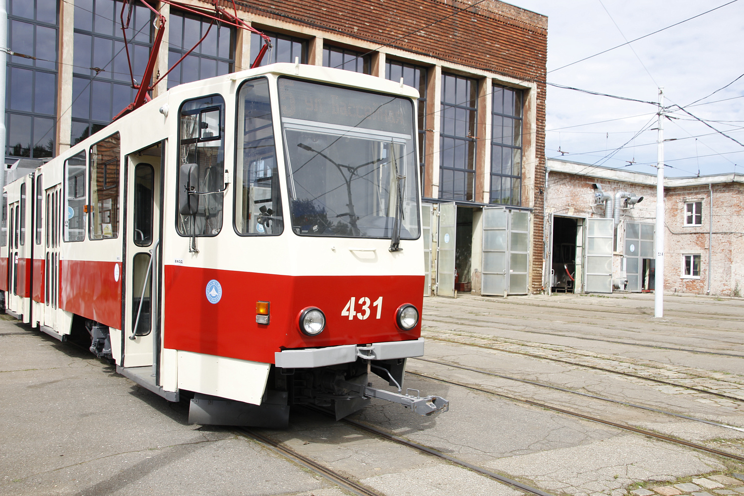 АО «Калининград-ГорТранс» представил пассажирам обновлённый трамвай «Татра», который после капитального ремонта вновь вышел на городские маршруты