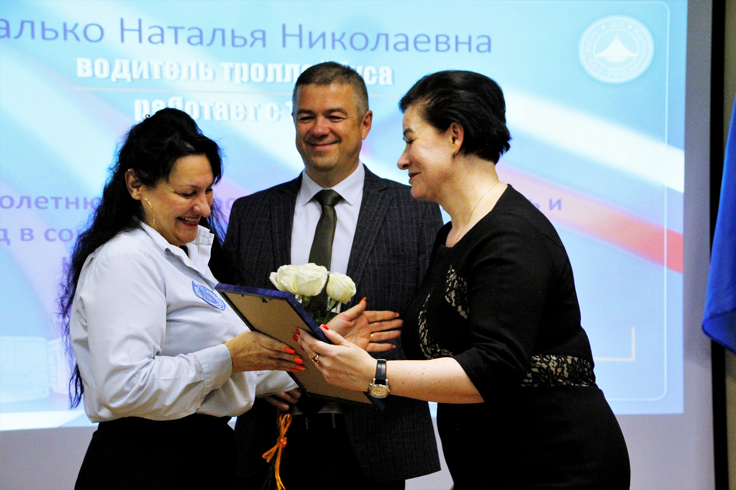 Глава администрации города Елена Дятлова вручила работникам АО «Калининград-ГорТранс» ведомственные награды