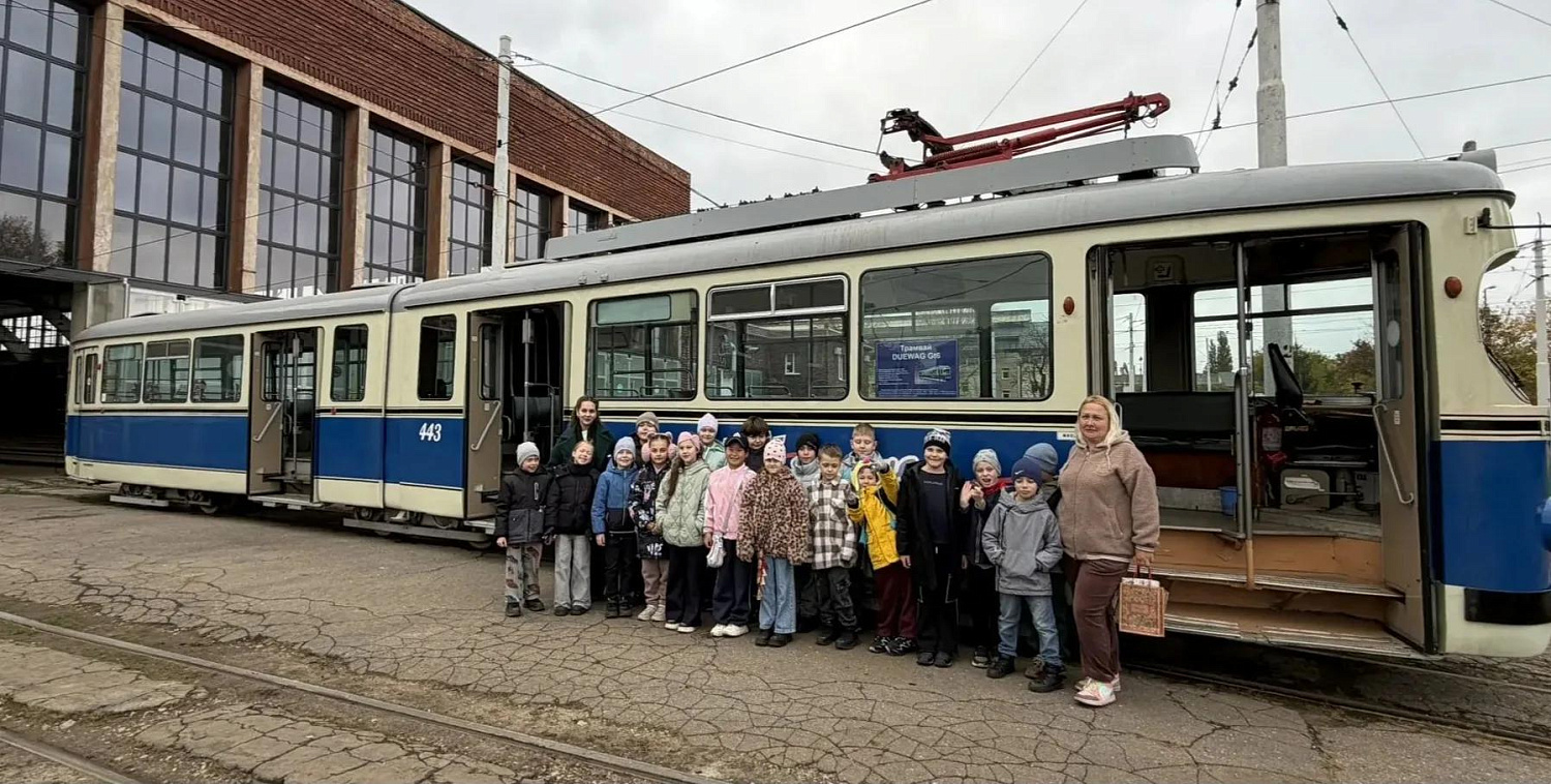Маленькие гости в большом депо