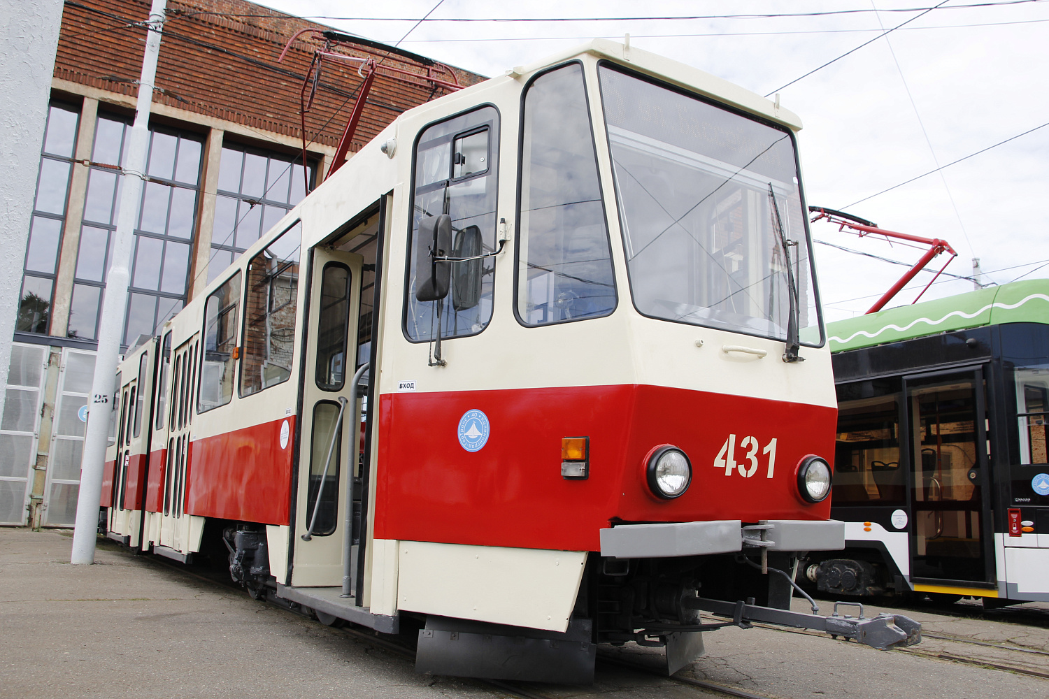 АО «Калининград-ГорТранс» представил пассажирам обновлённый трамвай «Татра», который после капитального ремонта вновь вышел на городские маршруты