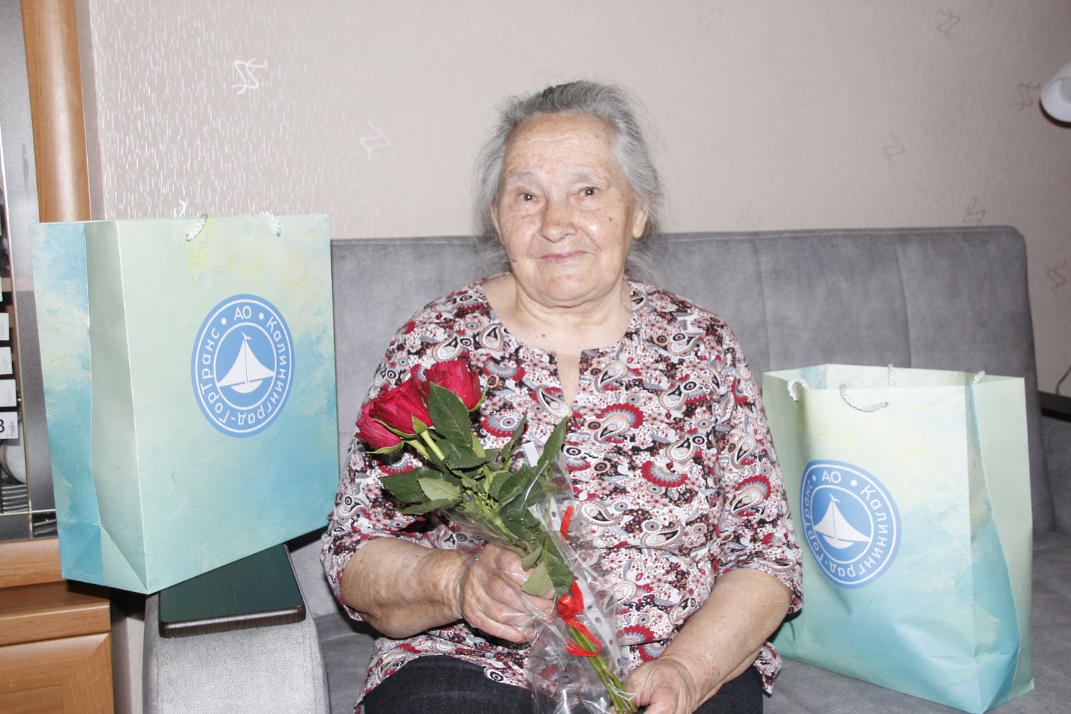 Владимир Фомин вручил подарки ветеранам производства