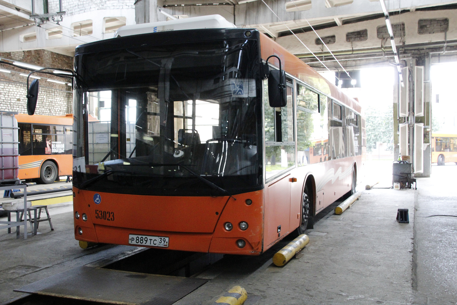 АО «Калининград-ГорТранс» продолжает обновлять свой автопарк: с ремонта только что вышли ещё два автобуса, прошедшие комплексный ремонт